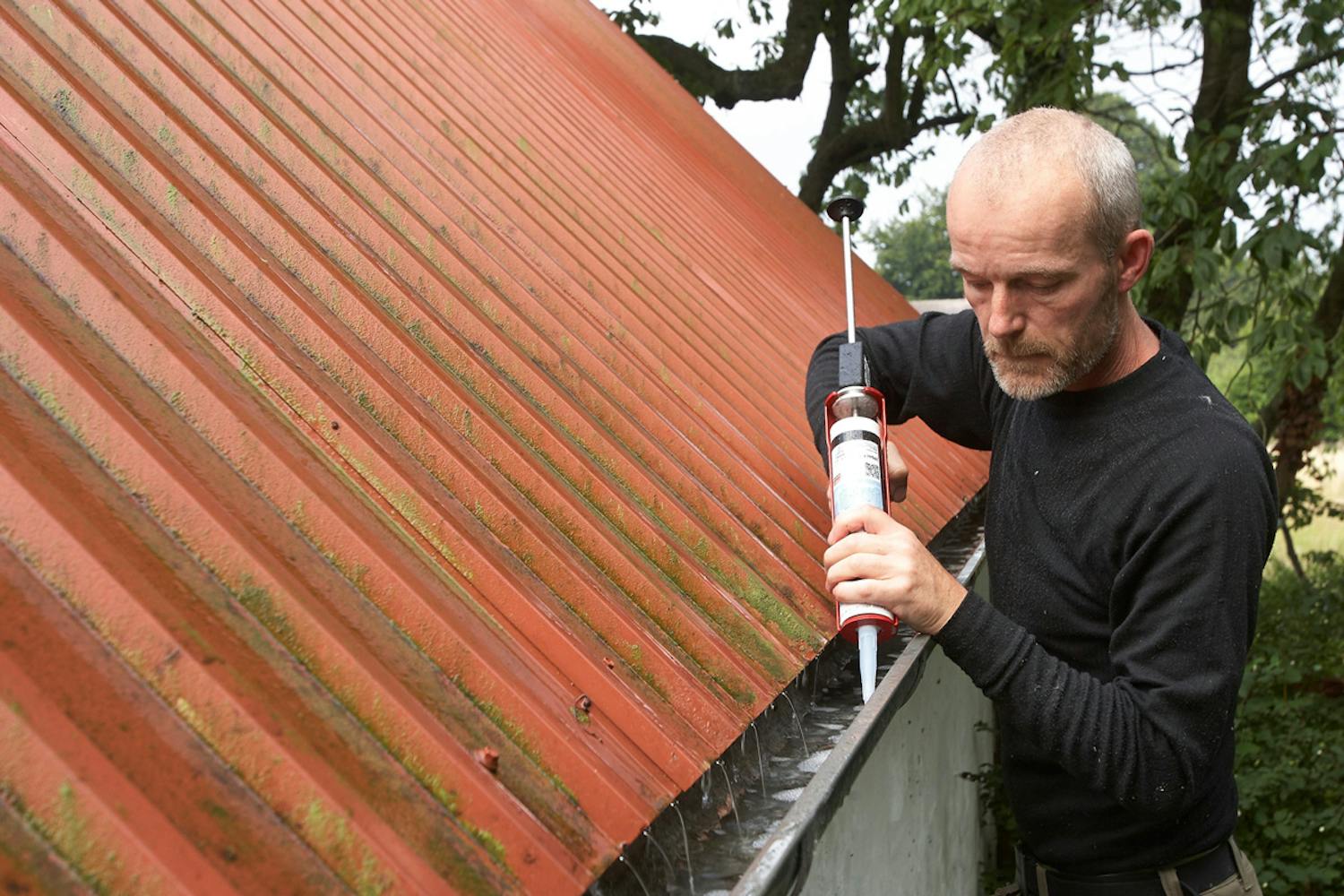 Takrennen behøver ikke å være tørr når du lapper hullet med fugemassen. Takrennen behøver ikke å være tørr når du lapper hullet med fugemassen.